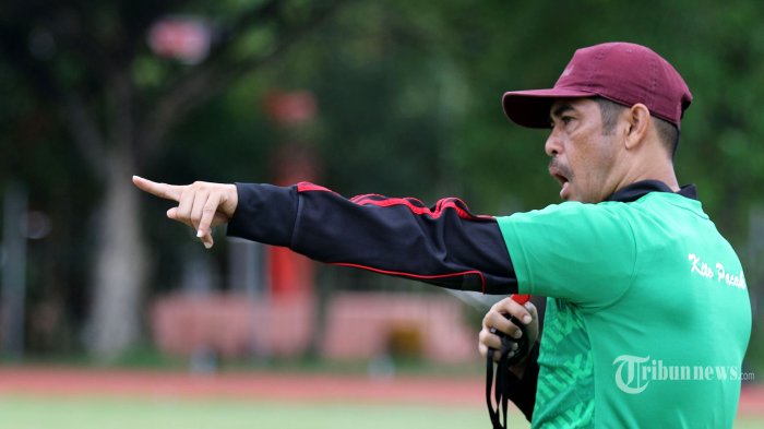 pelatih-sriwijaya-fc-nil-maizar-memberikan-arahan-pada-latihan-rutin-sriwijaya-fc.jpg