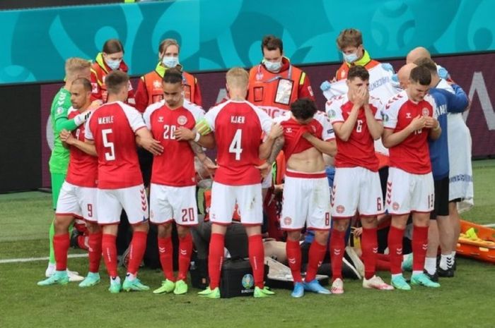 pemain-denmark-mengelilingi-christian-eriksen.jpg