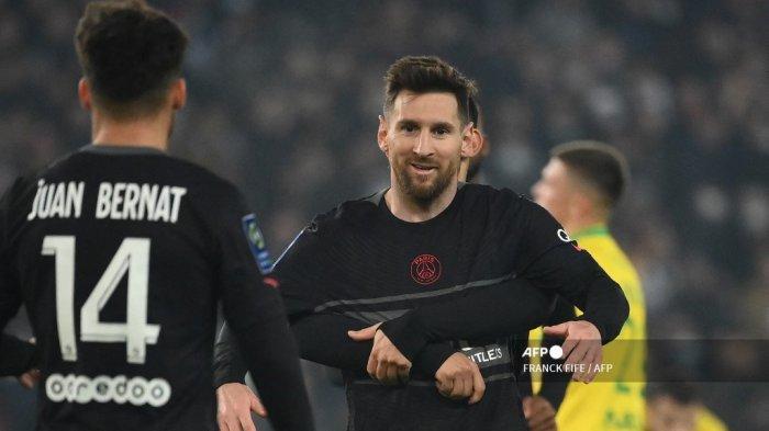 pemain-depan-paris-saint-germain-argentina-lionel-messi-tengah-diberi-selamat.jpg