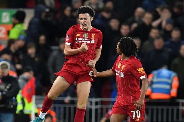 pemain-tengah-liverpool-curtis-jones-kiri-merayakan-setelah-mencetak-gol.jpg