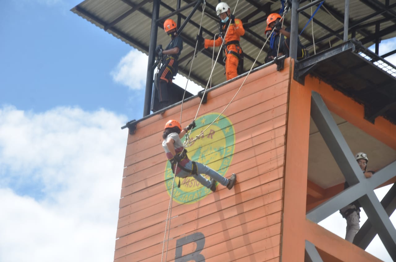 Uji Adrenalin, Basarnas Jambi Terjunkan Wartawan dari Tower Setinggi 20 Meter