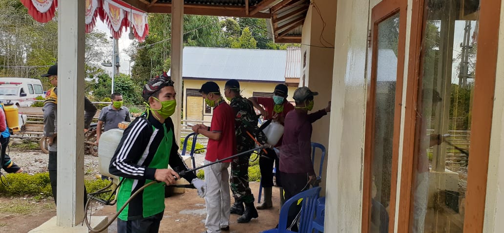 pemdes-koto-rami-merangin-tengah-menyemprot-disinfektan-untuk-cegah-covid-19.jpg