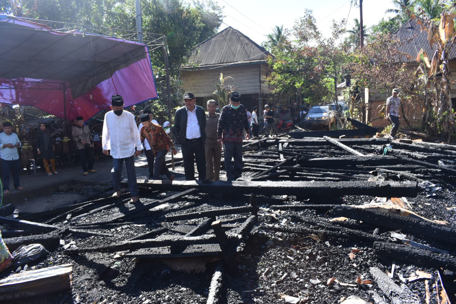 pemkab-sarolangun-beri-bantuan-ke-korban-kebakaran-di-batang-asai.jpg