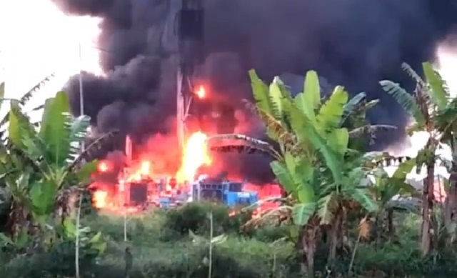 BREAKING NEWS: Tempat Pengeboran Minyak di Desa Lopak Alai Terbakar, Api Lahap Gedung & Menara