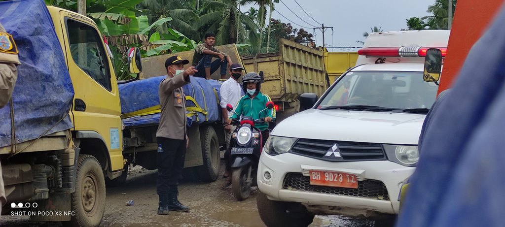 Ibu Hamil di Tanjabtim Meninggal di Ambulans, Jalan Sedang Rusak Parah Sulit Dilintasi