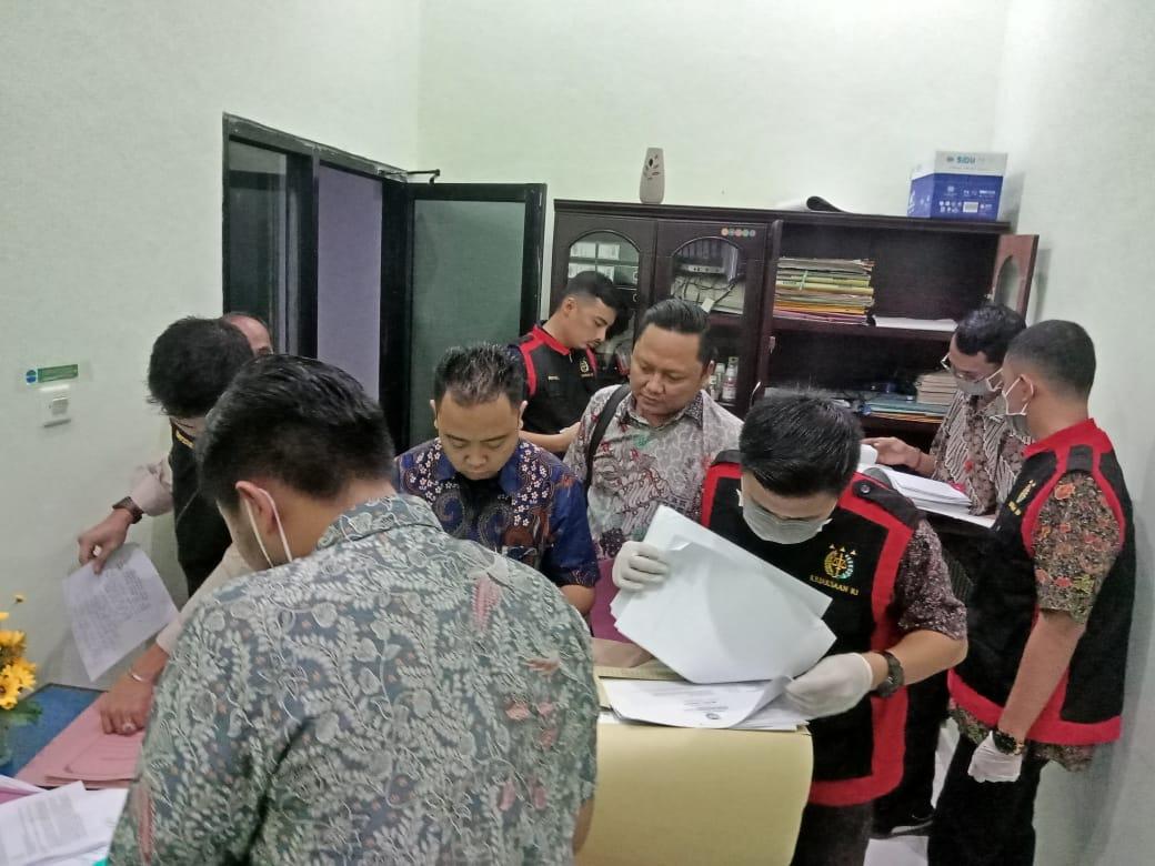 penggeledahan-di-kantor-dlh-bungo-oleh-penyidik-kejari-bungo-jumat-532019.jpg