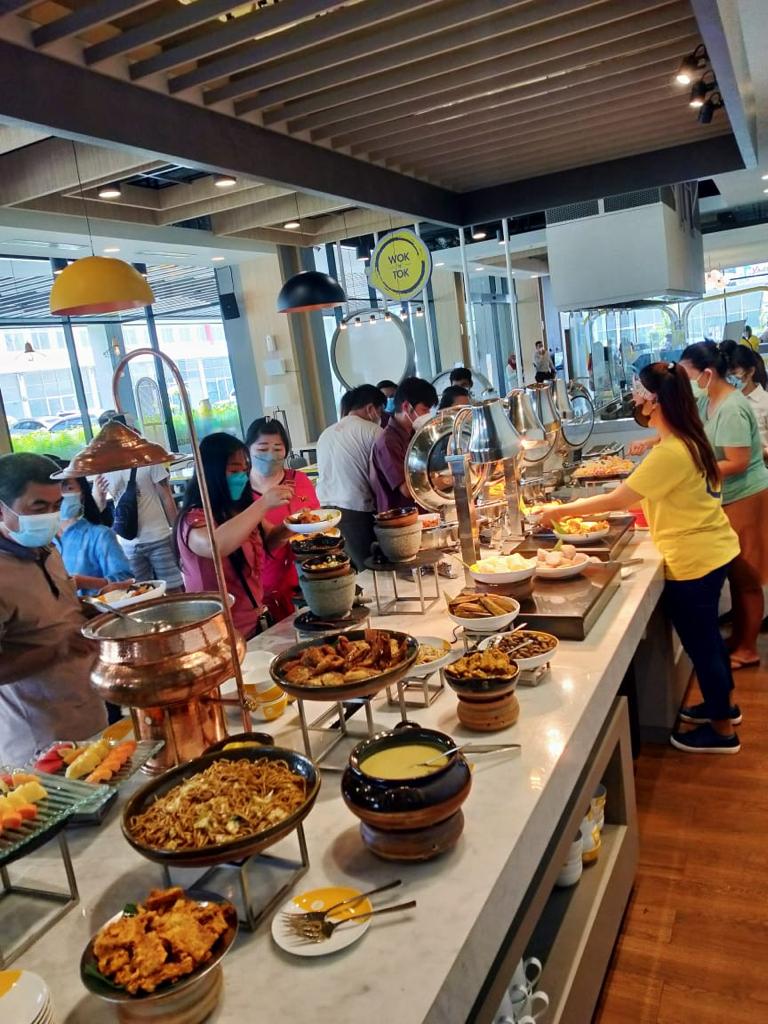 pengunjung-di-wok-n-tok-yello-hotel-jambi-saat-promo-all-you-can-eat-shock-tober-lunch.jpg