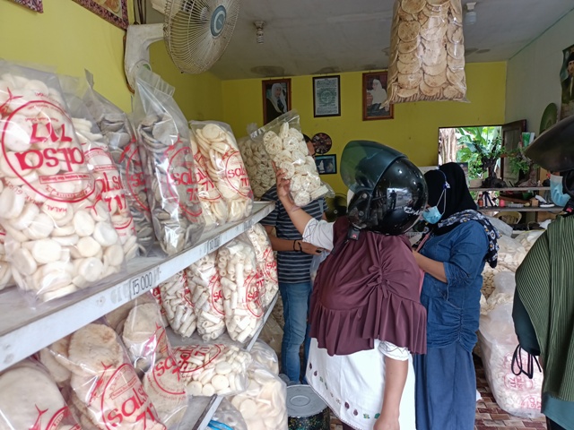 Penjualan Kerupuk di Salsa 717 Meningkat Jelang Natal dan Tahun Baru