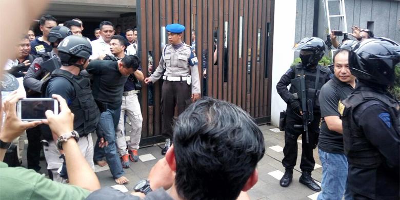 Dua Penyandera Digiring Polisi Bersenjata Laras Panjang, Warga Berteriak