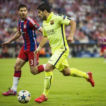 penyerang-barcelona-luis-suarez-xabi-alonso_20150516_220014.jpg
