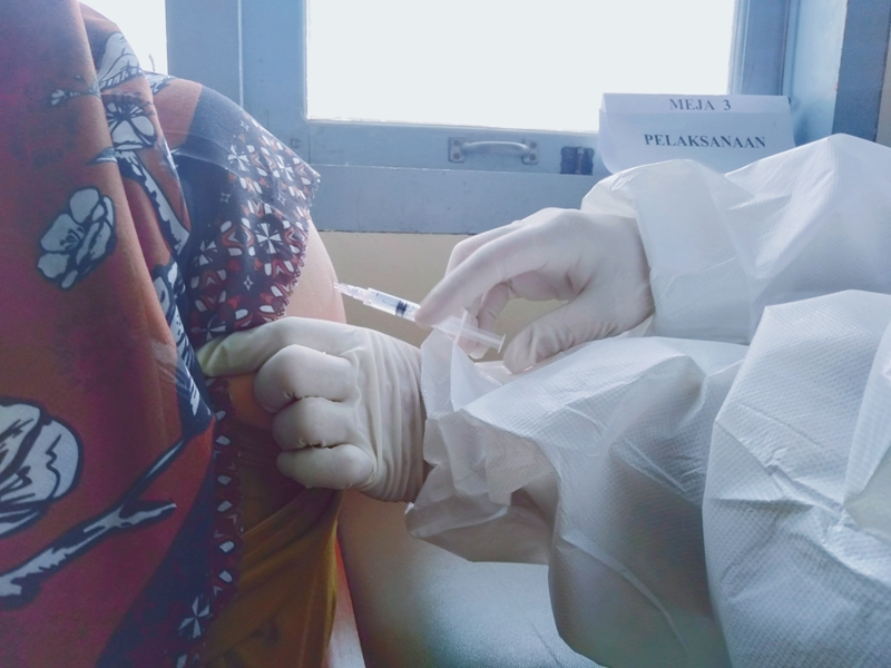 penyuntikan-vaksin-covid-19.jpg