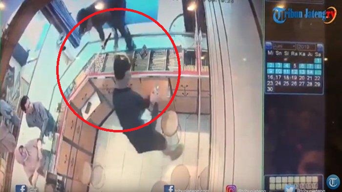 PERAMPOKAN Pakai Senjata Api Beraksi di Warung, Dua Orang Security Tertembak