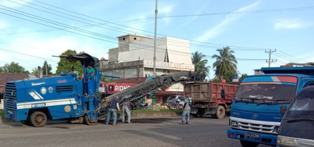 perbaikan-aspal-di-jalan-lintas-tebo-bungo.jpg