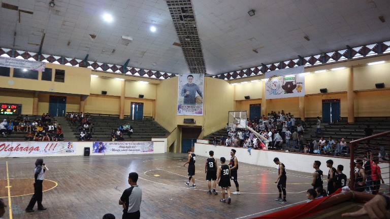 Gara-gara Suporter Sulut Kembang Api di Dalam GOR, Yuli Hentikan Pertandingan