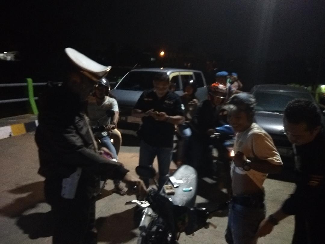 5 Penumpang Mobil Triton Diamankan Polisi, Ternyata Ini Alasan yang Membuat Polisi Membawa Mereka