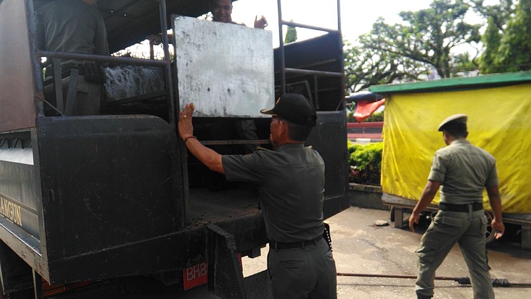 Petugas Gabungan, Angkut Gerobak PKL Nakal di Pasar Atas Sarolangun