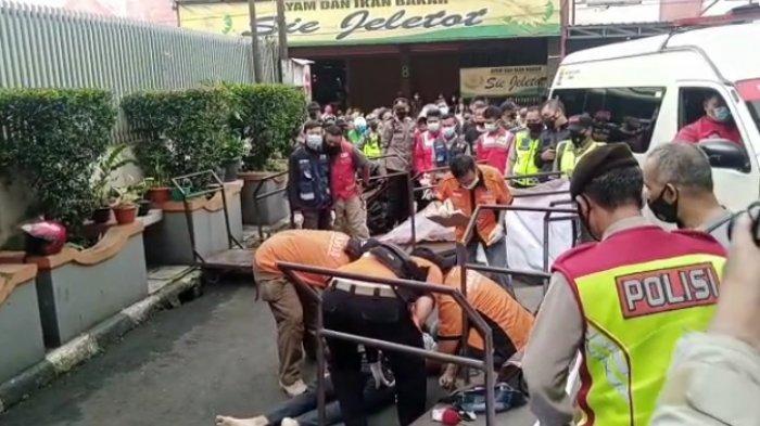 petugas-inafis-polrestabes-bandung-melakukan-olah-tkp-penemuan-mayat-di-jalan-kepatihan-kota-bandung.jpg
