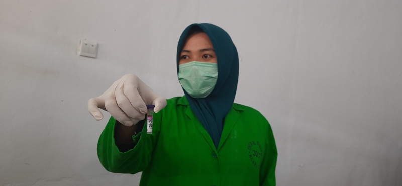 petugas-labkes-tebo-tengah-menunjukkan-hasil-swab-7-warga-tebo-yang-dirapid-test-belum-lama-ini.jpg