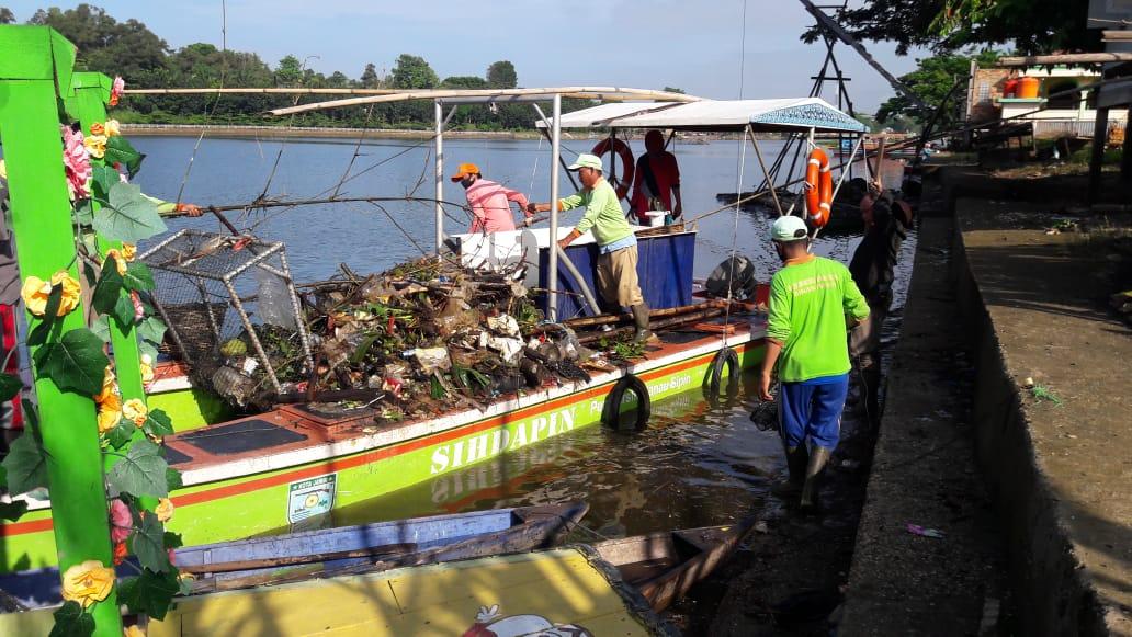 DLH dan Podsi Bersihkan Sampah yang Menumpuk di Pinggir Kawasan Wisata Danau Sipin