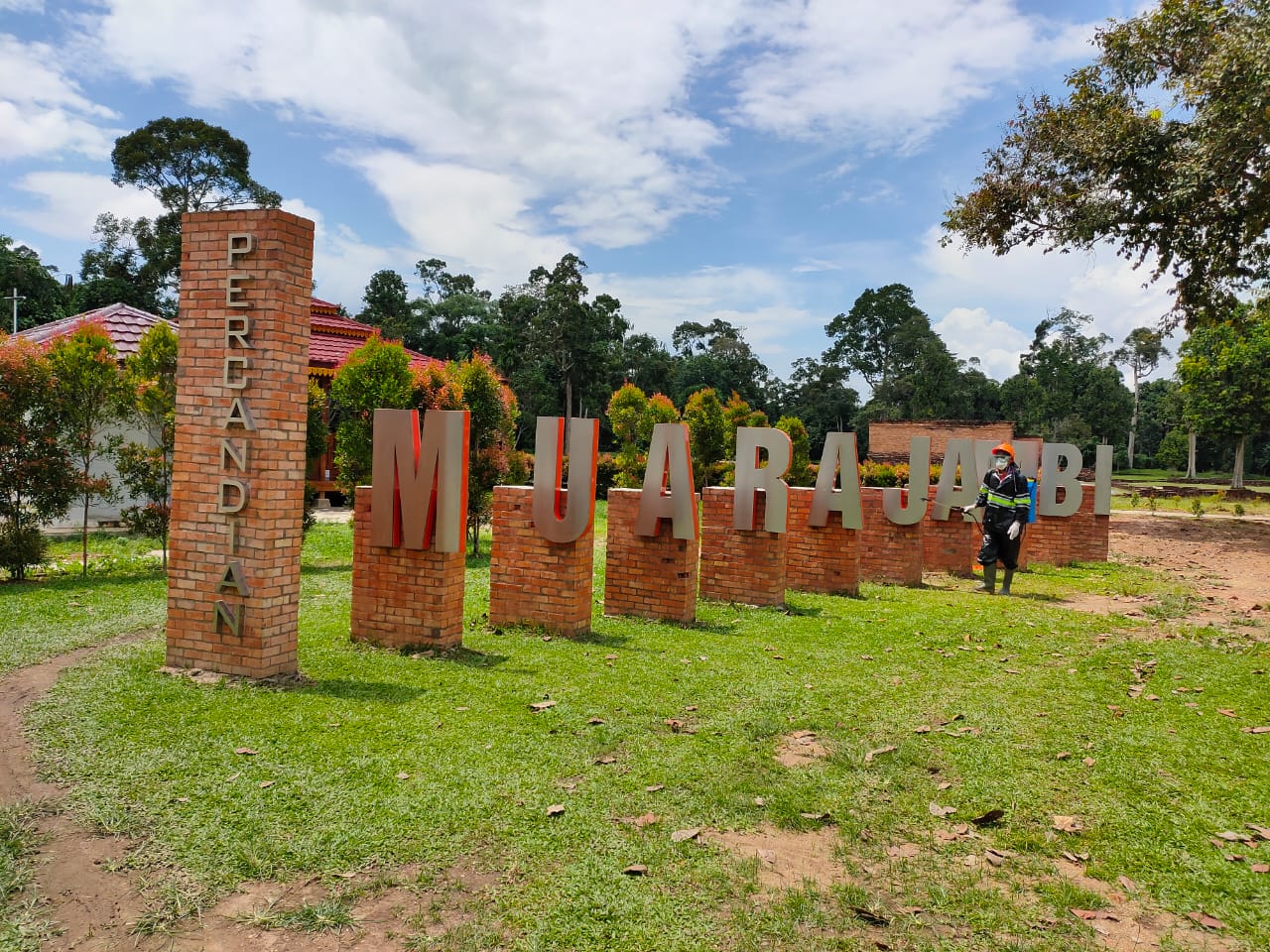 BREAKING NEWS Candi Muaro Jambi Ditutup Sementara, BPCB Semprot Disinfektan