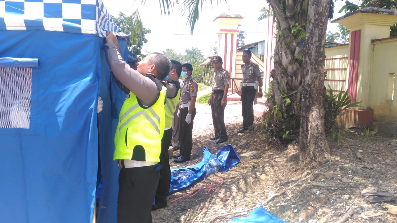 petugas-sedang-membuat-posko-di-wilayah-perbatasan-kabupaten-sarolangun.jpg