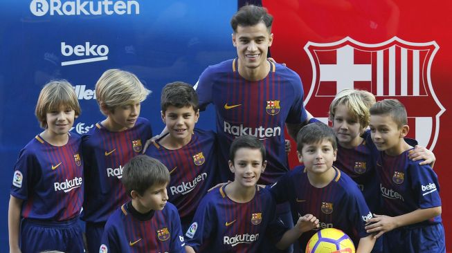philippe-coutinho-kala-diperkenalkan-barcelona-di-camp-nou.jpg