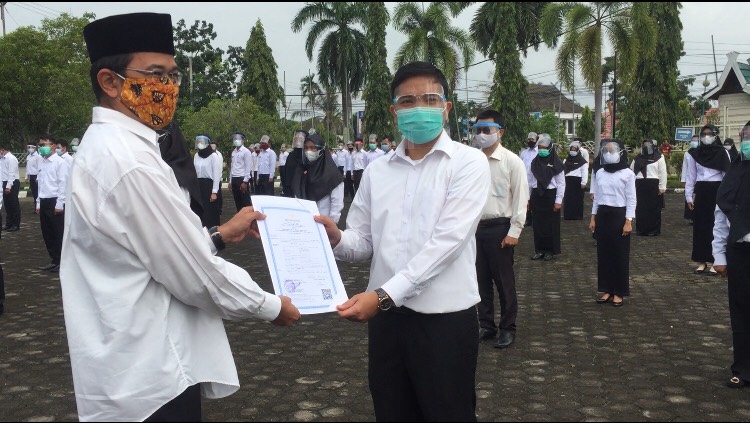 pj-sekda-batanghari-mulawarman-saat-penyerahan-sk-kepada-ratusan-cpns-2019.jpg