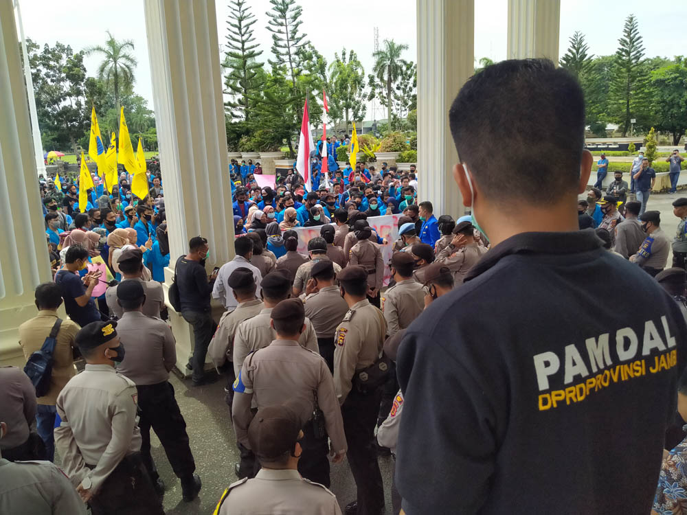 pmii-cabang-jambi-demo-dprd-jambi.jpg