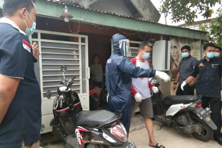 Saat Anggota Polres Lamongan Dilema Tangkap Oknum Satpol PP Pengedar Sabu yang Positif Covid-19