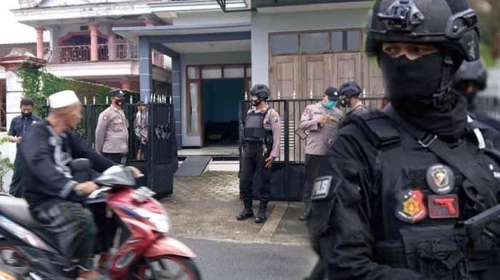 Mantan Kades Tak Menyangka Menantunya Ditangkap Densus 88 Karena Terduga Teroris : Kasihan Cucu Saya