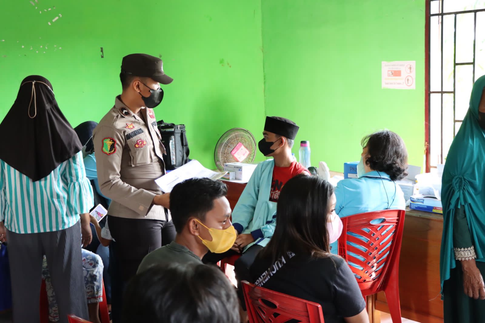 Ratusan Orang di Kampung Nelayan Jadi Sasaran Vaksinasi, Polres Tanjabbar Gandeng Puskesmas Tungkal