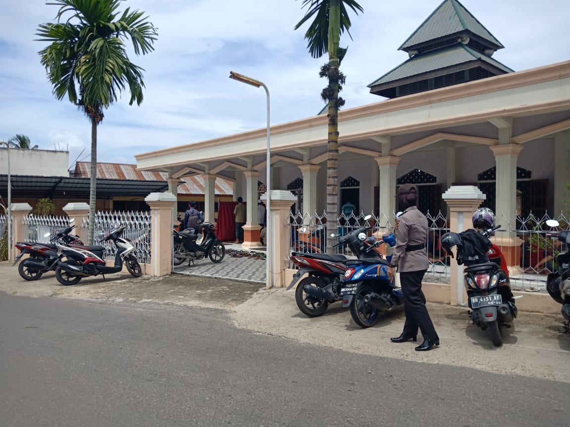 polwan-berjaga-di-depan-masjid-saat-salat-jumat-4.jpg