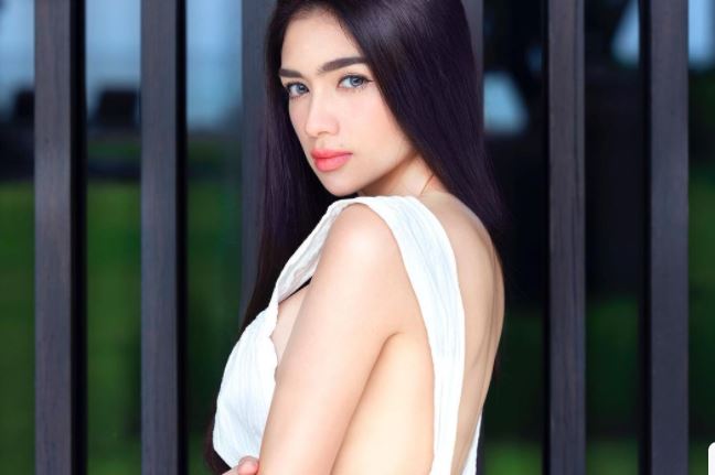 pose-angel-karamoy-pakai-dress-putih-seksi.jpg