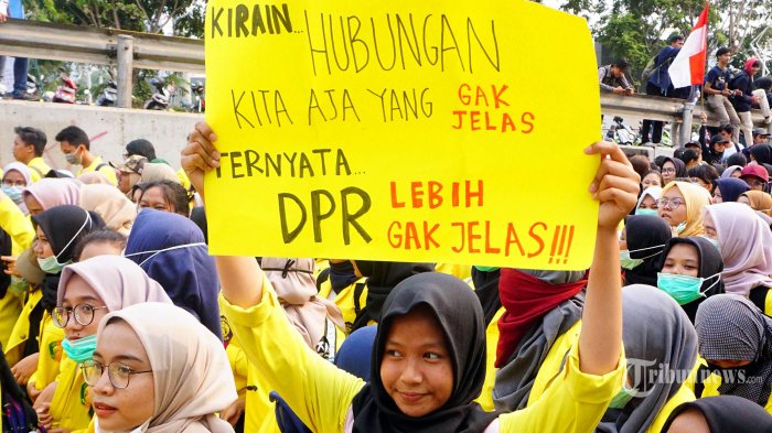 VIRAL, Poster-poster Nyeleneh Mahasiswa Demo dari Berbagai Daerah, Sampai Kutipan RM BTS