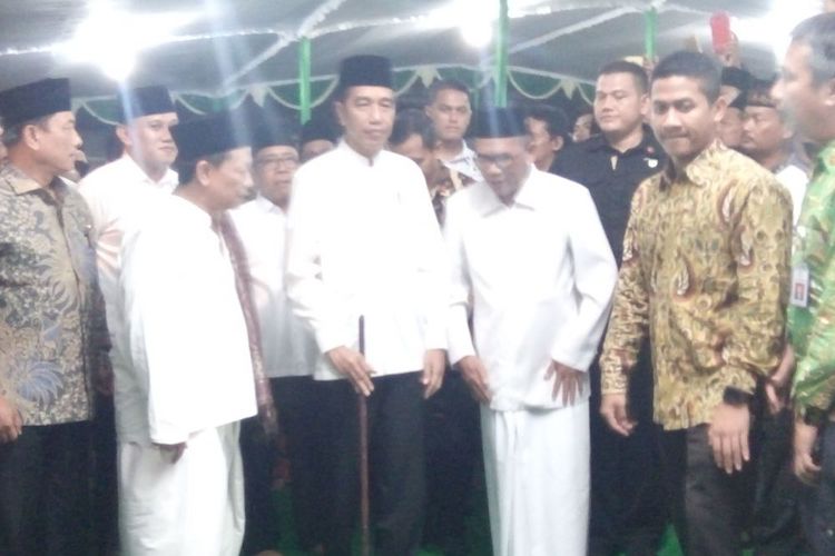 Tongkat Gus Munif 'Jatuh' ke Tangan Jokowi, Kiai Kharismatik Itu Hanya 'Mesem'
