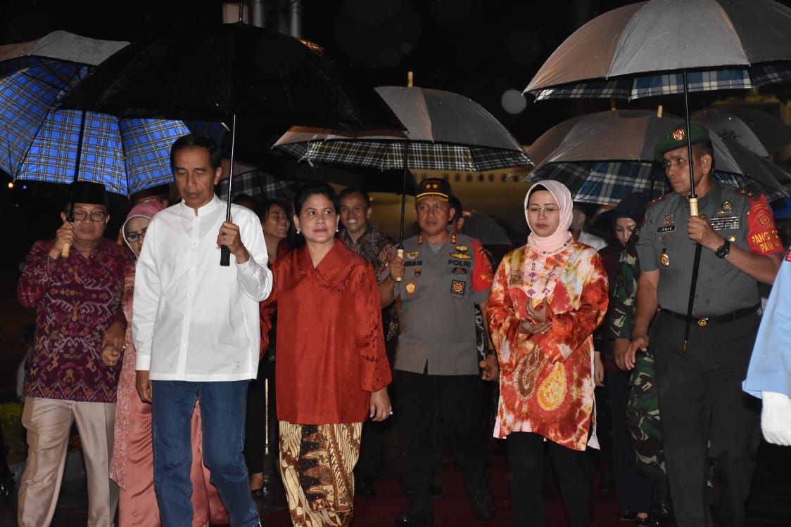 Sampai di Jambi Saat Hujan, Kapolda Jambi dan Plt Gubernur Sambut Presiden Jokowi