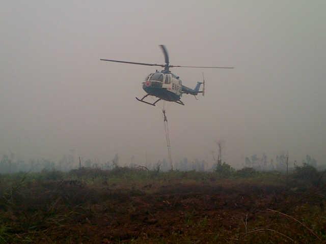 proses-pemadaman-api-helikopter-bom-air_20151017_123627.jpg