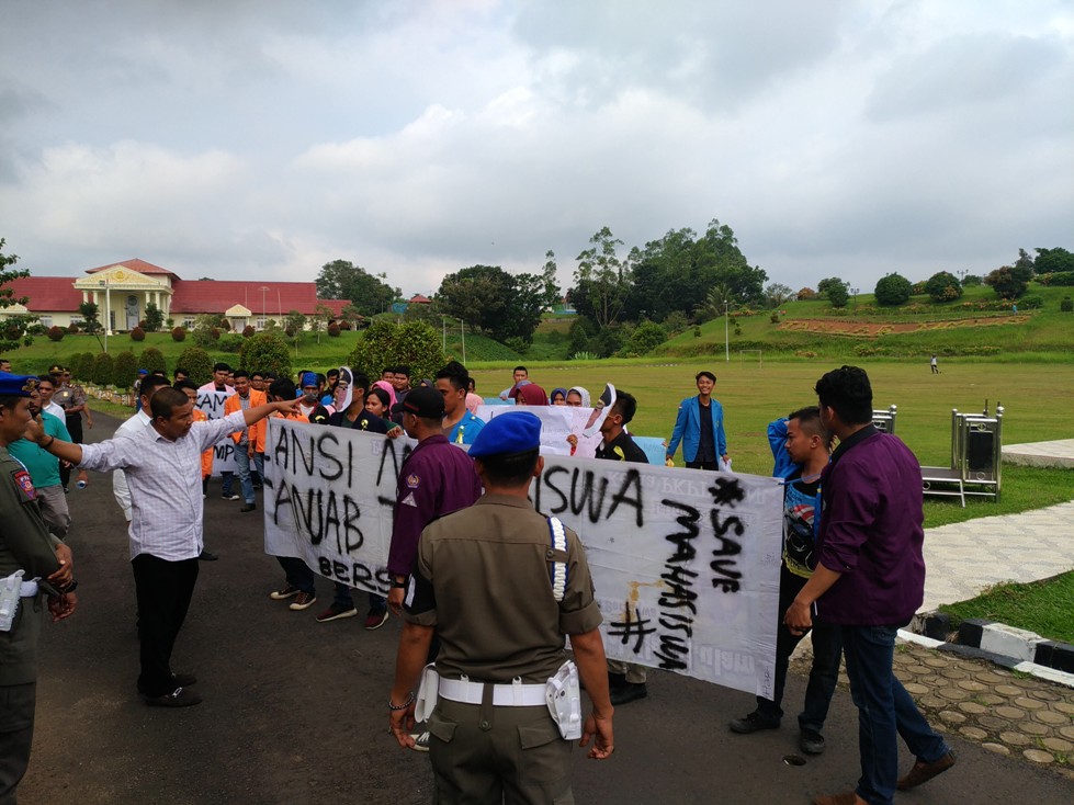Puluhan Mahasiswa Geruduk Kantor, Bupati Romi Langsung Adang, Namun Ini yang Terjadi