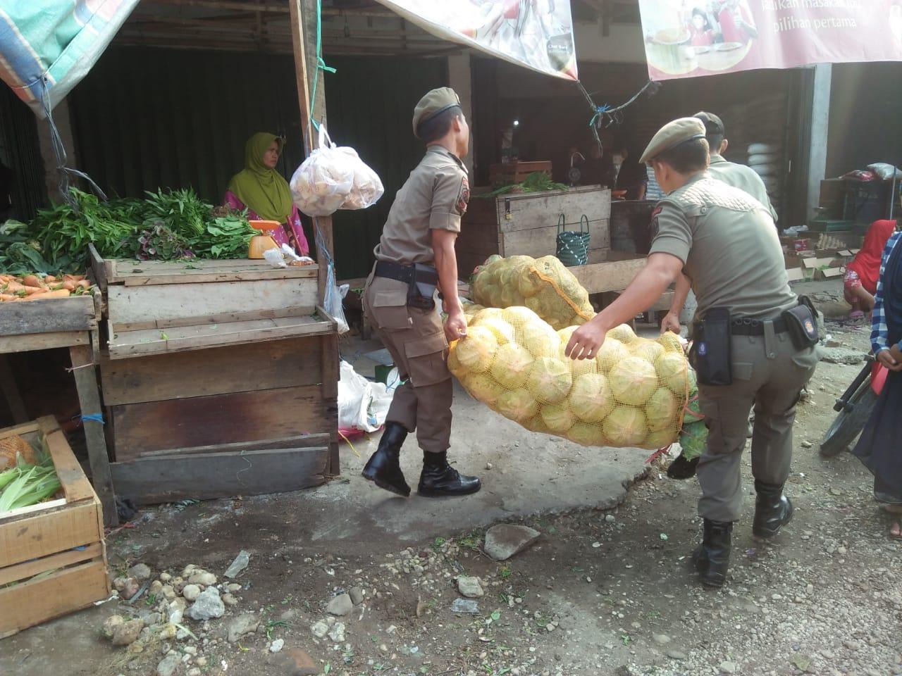 Puluhan Pedagang yang Berjualan di Badan Jalan, di Pasar Atas Sarolangun, Ditertibkan