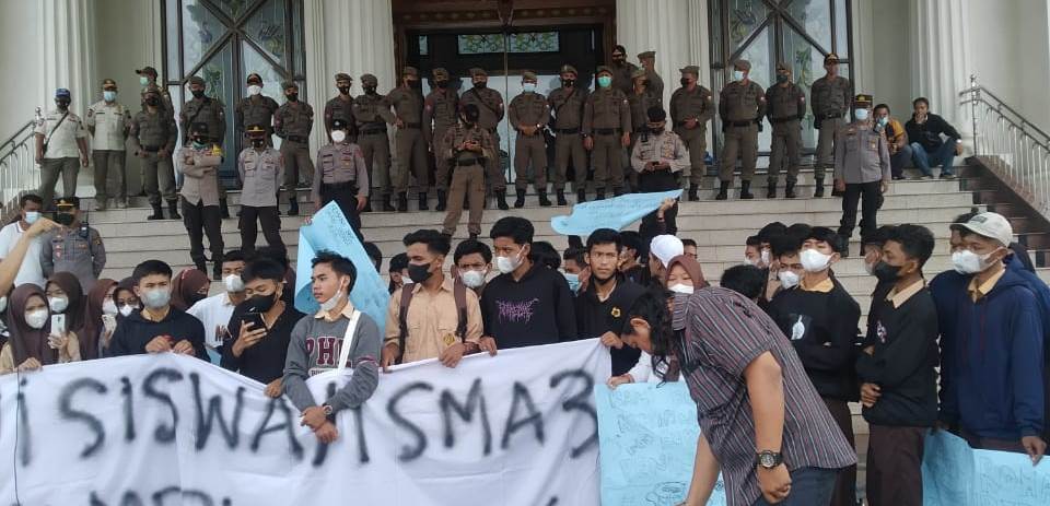 Puluhan Siswa SMA Negeri 3 Muaro Jambi Demo di Depan Kantor Gubernur, Ini Tuntutan Mereka