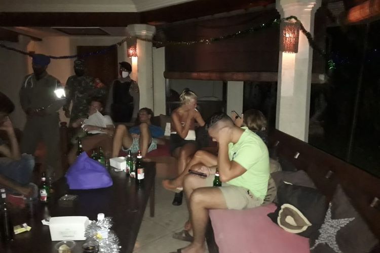 Puluhan Turis yang Pesta Miras di Badung, Bali, Dibubarkan Satpol PP, Penyewa Vila Diusir Pemiliknya