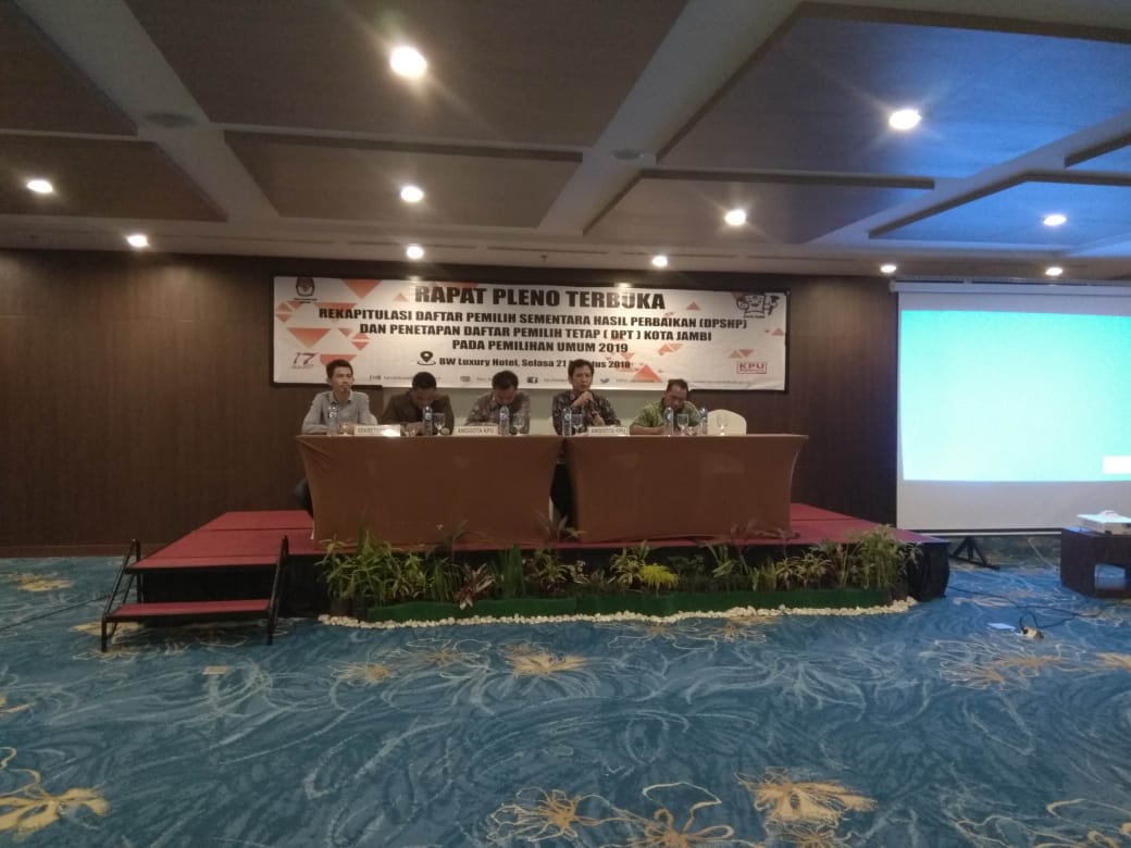 rapat-pleno-daftar-pemilih-tetap-dpt-oleh-kpu-kota-jambi-ditunda-itu-dikatakan-k_20180822_103806.jpg