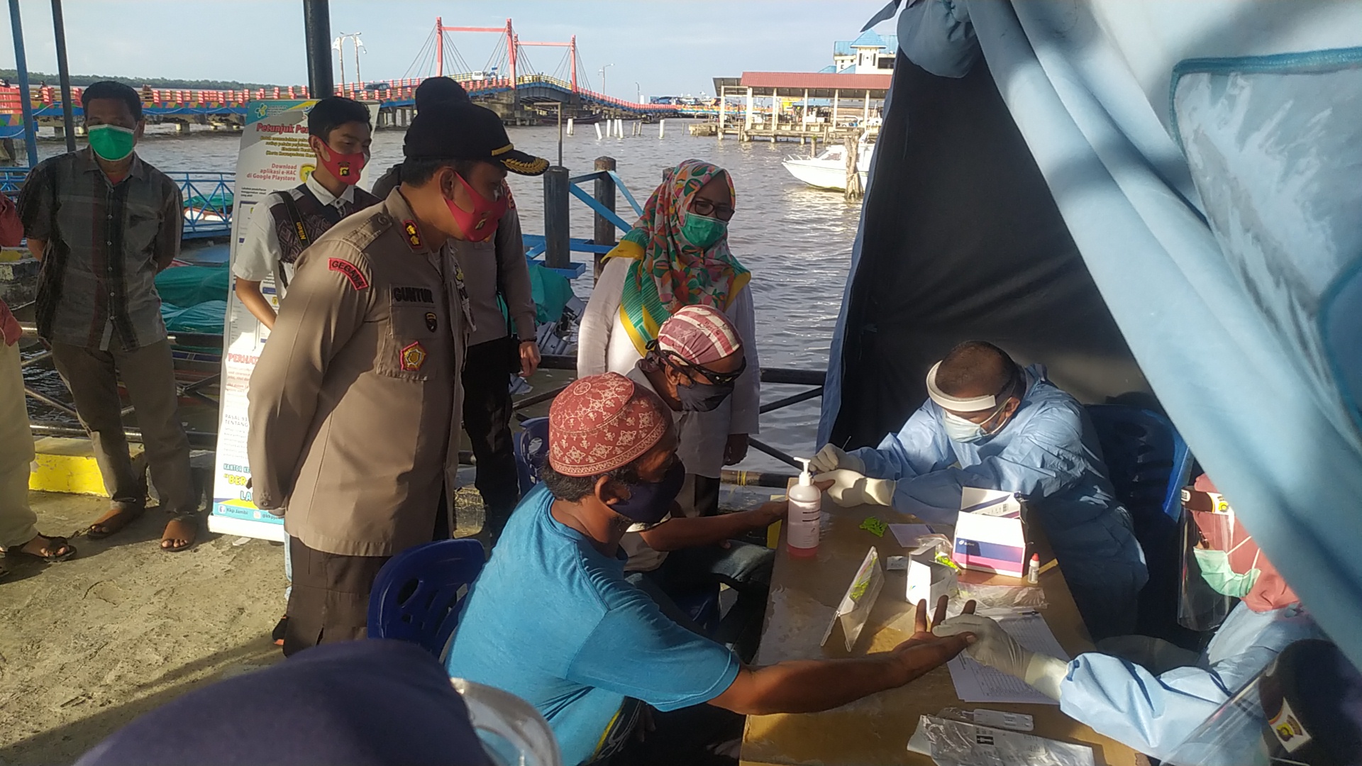 Perketat Jalur Laut, Polres Tanjabbar Lakukan Rapid Test Massal di Pelabuhan Tungkal