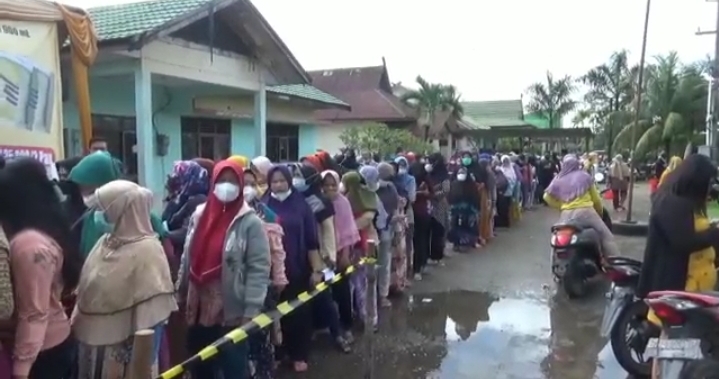 ratusan-emak-emak-di-muarojambi-serbu-operasi-pasar-minyak-goreng-murah-di-kecamatan-jaluko.jpg