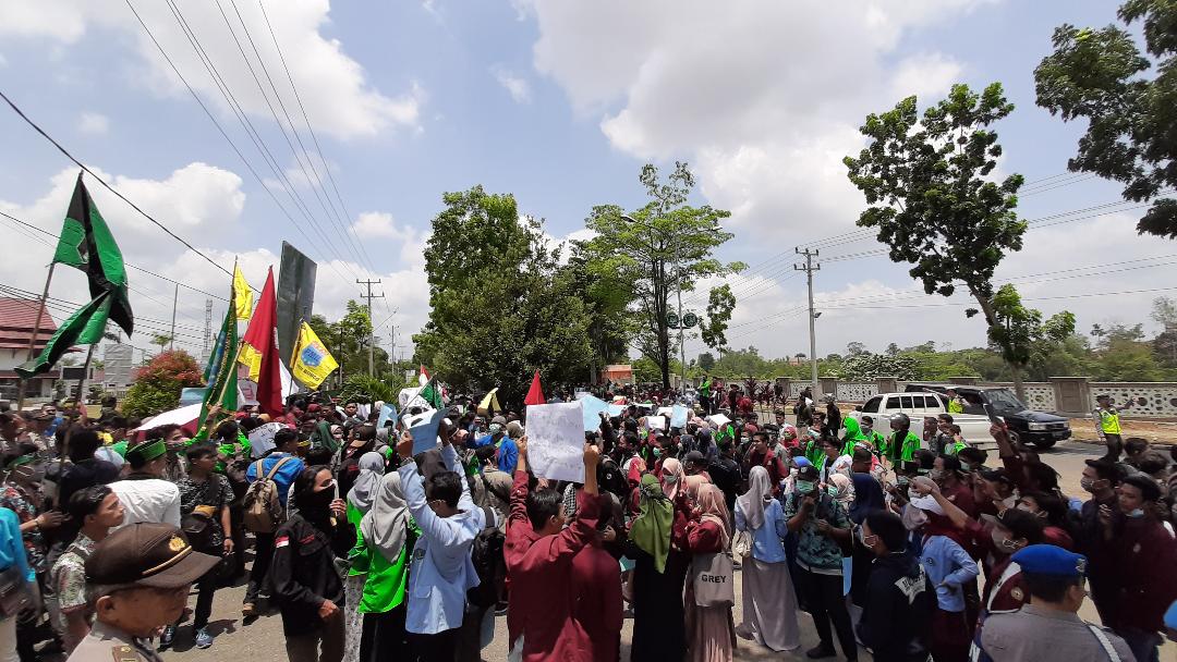 ratusan-mahasiswa-di-bungo-kembali-melakukan-unjuk-rasa-di-dprd-bungo-kamis-2692019.jpg