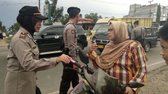 Kena Razia, Siswi SMP Menangis, Wakapolsek Kota Baru Belikan Minuman agar Tenang