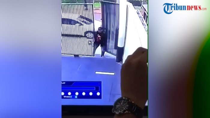 Ini Rekaman CCTV Saat Pelaku Pembunuhan Masuk ke Rumah Korban