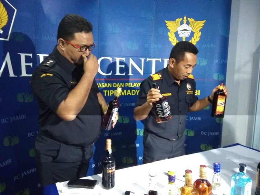 Breaking News Bea Cuka Jambi Amankan Ribuan Botol Miras Ilegal