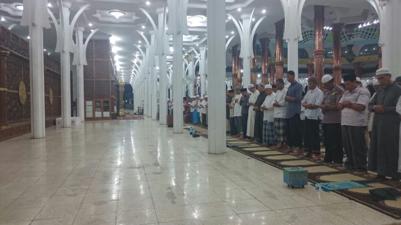 ribuan-jemaah-padati-masjid-agung-al-falah-jumat-162018-malam_20180601_204707.jpg