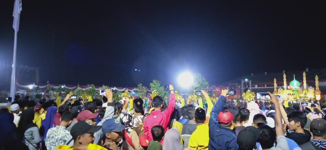 Ramai-ramai Siaran Langsung di Lapangan, Ribuan Orang di Pembukaan MTQ Ke-49 Tanjab Barat